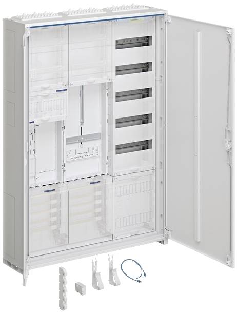 Ein offener Schaltschrank zeigt Kabelmanagement und Leerfächer für die Installation von elektrischen Schaltkomponenten. Zubehör liegt davor.