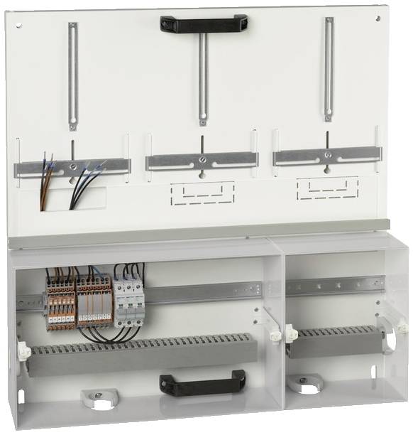 Offener, leerer Sicherungskasten mit sichtbaren Kabeln und Halterungen. Geeignet für die Installation in elektrischen Systemen.