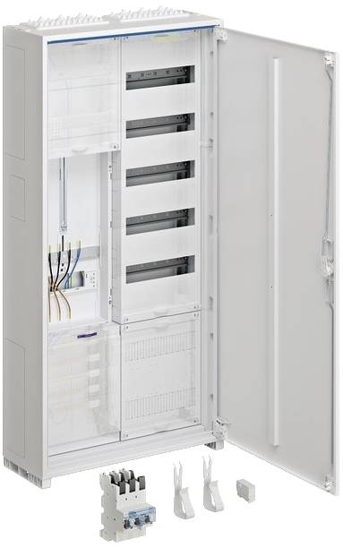 Offener Elektroschrank mit sichtbaren Kabeln und leeren Betriebseinheiten. Zubehörteile liegen vor dem Schrank auf dem Boden.