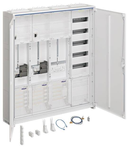 Ein geöffneter Schaltschrank zeigt elektrische Komponenten und Zubehörteile. Enthält Kabel, Sicherungen und Verbindungsstücke im Inneren.