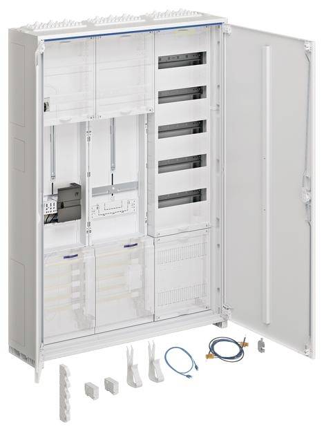 Offener Schaltschrank mit Kabeln und Steckern auf dem Boden. Enthält Fächer und Geräte für elektrische Installationen. Rechts offene Tür.