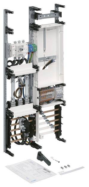 Ein modularer Schaltschrank mit mehreren Ebenen, verkabelten Anschlüssen und Montagematerialien unten. Geeignet für elektrische Installationen.