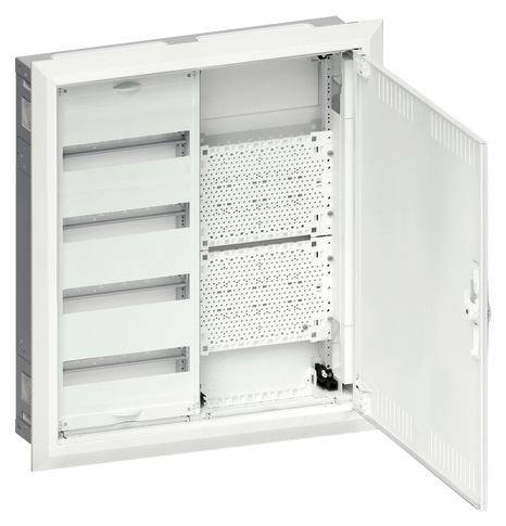Ein offener Schaltkasten mit mehreren leeren Fächern und einem perforierten Rückenteil zum Einbau elektrischer Komponenten.