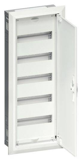 Ein geöffneter weißer Schaltschrank mit mehreren horizontalen Fächern, die zur Montage von elektrischen Komponenten geeignet sind.