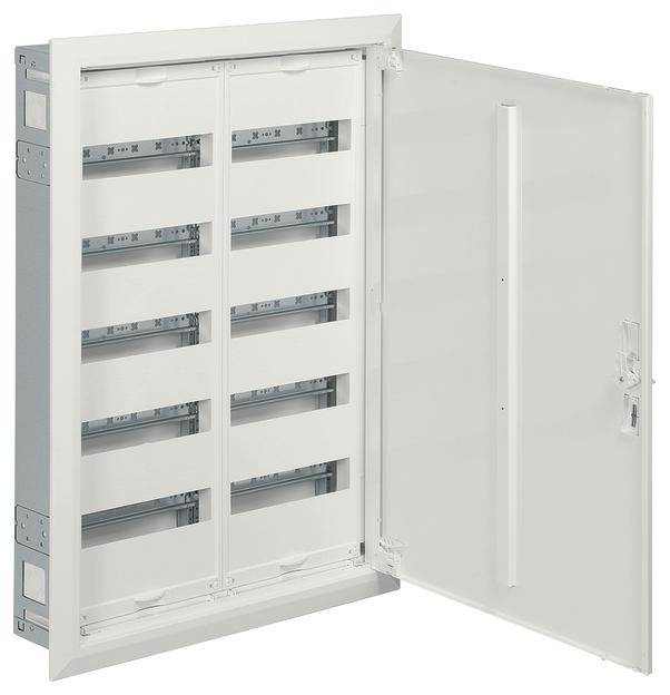 Ein geöffneter Verteilerkasten mit mehreren Reihen zur Installation von elektrischen Komponenten, Tür schwenkt nach rechts.