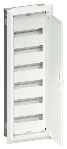 Ein geöffneter, leerer Sicherungskasten mit mehreren Reihen zum Einbau von Sicherungen in einem weißen Gehäuse.