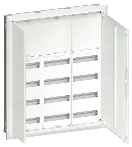 Ein geöffneter grauer Schaltschrank mit mehreren Reihen von Fächern und Schienen für elektrische Komponenten.