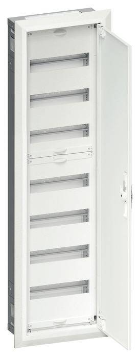 Weißer, geöffneter Elektroschrank mit mehreren leeren Einbauschienen. Tür steht offen, zeigt Innenfächer.