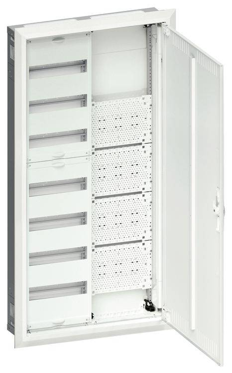 Weißer, geöffneter Verteilerkasten mit mehreren leeren Schaltkreisen und perforierten Montageplatten innen.
