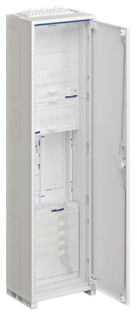 Ein grauer, hoher Kühlschrank mit geöffneter Tür. Innen sind mehrere Ablagen und Fächer sichtbar.