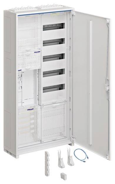 Ein geöffneter Schaltschrank zeigt mehrere Regalebenen zur Aufnahme elektronischer Bauteile. Daneben liegen Kabelmanagement-Zubehörteile.