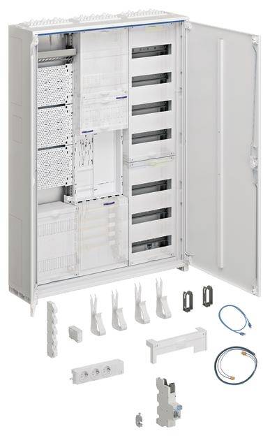 Ein geöffneter Schaltschrank mit mehreren Fächern, Schaltern und Kabeln. Zusätzliche Komponenten wie Kabel und Halterungen sind davor abgebildet.