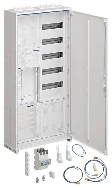 Geöffnetes Verteilergehäuse mit verschiedenen elektronischen Komponenten und Kabeln, bereit für die Installation.