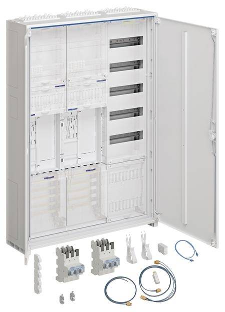 Ein Schaltschrank mit offener Tür zeigt verschiedene elektrische Komponenten und Anschlüsse. Einige Kabel und Schalter sind vorne platziert.