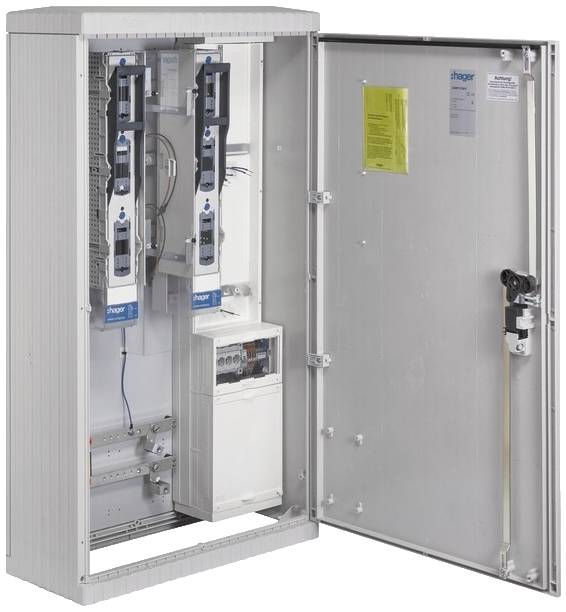 Ein offener Schaltschrank mit mehreren elektrischen Komponenten und Schaltern. Ein gelbes Warnschild ist an der Innenseite der Tür befestigt.