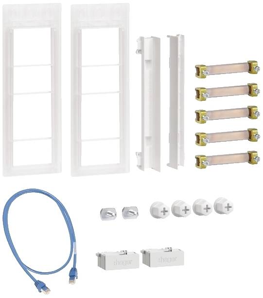 Ein Satz von Netzwerkkomponenten bestehend aus Kabeln, Adapterbuchsen, Abdeckungen und Sicherungen, bereit zur Installation.
