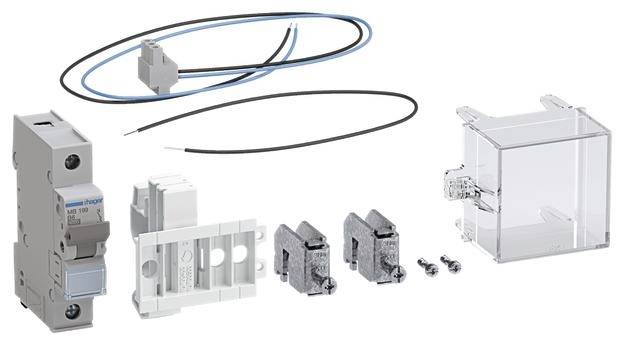 Elektronische Bauteile, darunter ein Leistungsschalter, Kabel, ein durchsichtiges Gehäuse und Anschlussteile, ausgebreitet.