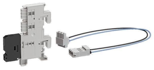 Ein Steckverbindergehäuse mit seitlichem Clip, verbunden mit einem Kabel mit grauen und blauen Drähten; für elektrische Anwendungen.