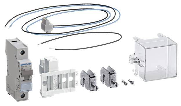 Montageset für Elektroinstallationen, bestehend aus einem Leitungsschutzschalter, Halterung, Abdeckung, Kabeln und Befestigungselementen.