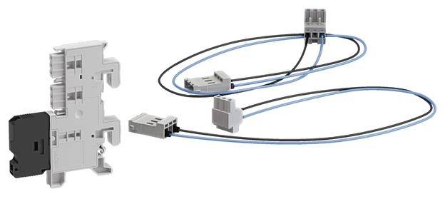 Ein elektrischer Steckverbinder mit grauen und schwarzen Komponenten, verbunden durch blaue und schwarze Kabel, auf weißem Hintergrund.
