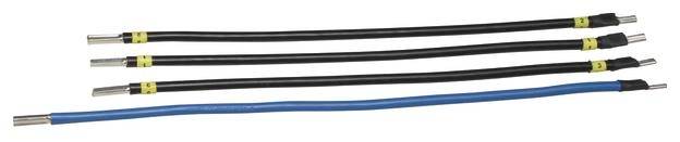Vier schwarze Kabel und ein blaues Kabel nebeneinander gelegt. Die schwarzen Kabel haben gelbe Markierungen, das blaue hat keine.