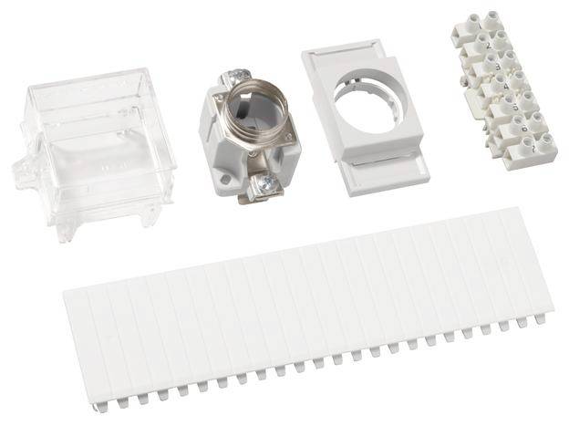 Fünf verschiedene elektronische Bauteile: ein transparenter Gehäusedeckel, ein Metallhalter, eine weiße Abdeckung, ein Anschlussblock und ein weißer Streifen.