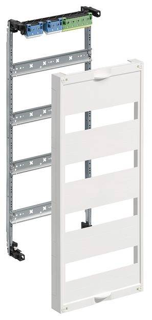 Elektrischer Schaltschrank mit geöffnetem Deckel, zeigt interne Rahmenschienen für die Installation von Geräten.