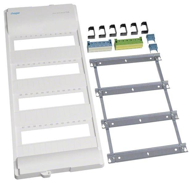 Leeres elektrisches Schaltfeld mit metallischen Montageschienen und farbigen Anschlussklemmen, bereit zur Installation.
