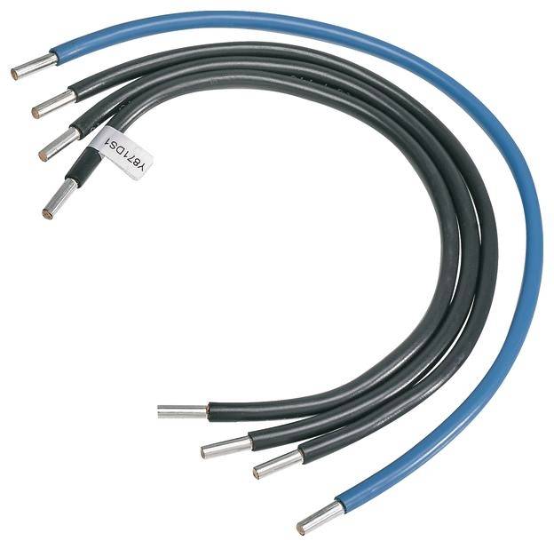 Fünf isolierte Kabel, vier schwarze und ein blaues, mit Metallenden. Ein Kabel trägt ein Etikett mit der Aufschrift '481501'.