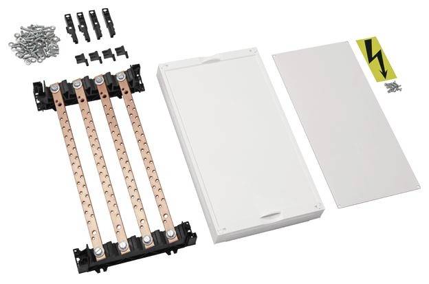Ein Bausatz für eine elektrische Verteilerbox, bestehend aus Abdeckplatten, Kupferschienen, Schrauben und einem Warnaufkleber.