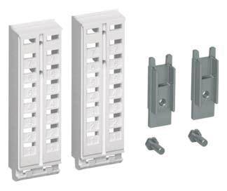 Zwei graue Baugruppen mit Anschlussklemmen, begleitet von zwei Halterungen und zwei Schrauben, geeignet für elektrische Installationen.