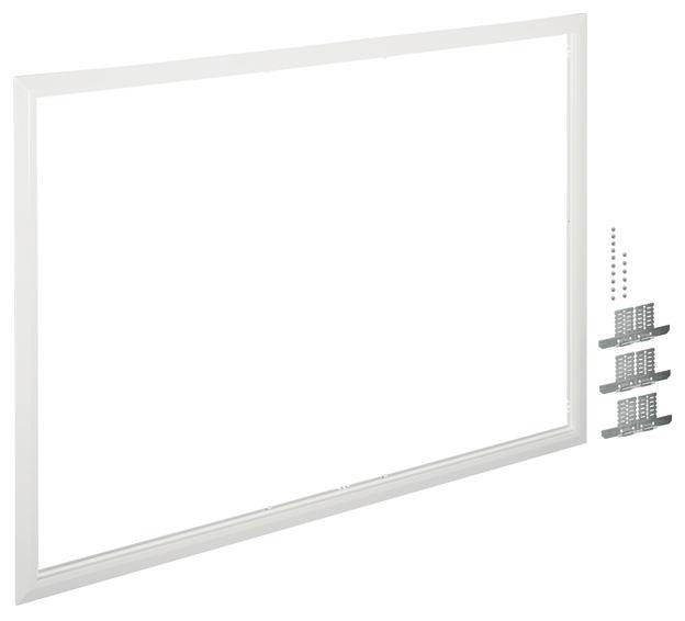 Ein weißer Fensterrahmen aus Kunststoff, daneben Befestigungsmaterial inklusive Schrauben und Halterungen, vor weißem Hintergrund.