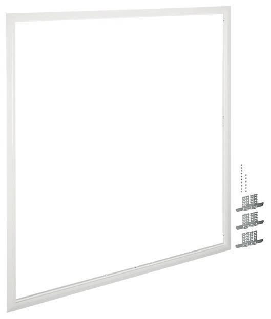 Weißer, quadratischer Fensterrahmen mit Zubehörteilen wie Halterungen und Schrauben rechts daneben, auf weißem Hintergrund.