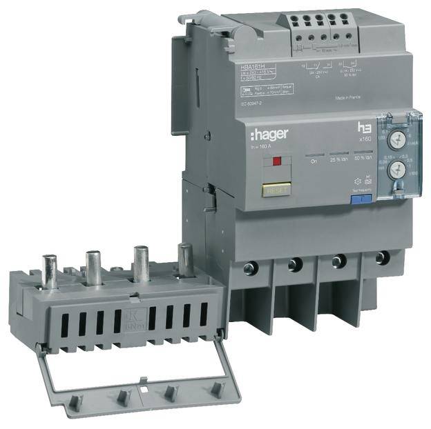 Ein grauer elektrischer Leistungsschalter der Marke Hager, Modell h3, steht vor einem geöffneten Anschlussblock, gezeigt in einem technischen Umfeld.