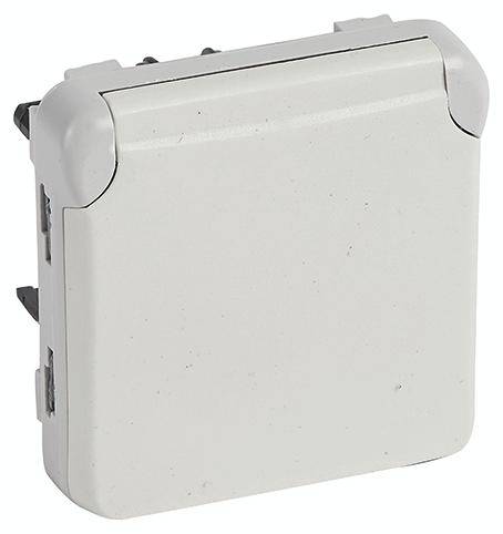 Ein weißer, quadratischer Adapter mit abgerundeten Kanten und Steckplätzen an den Seiten, geeignet für Elektroanschlüsse.