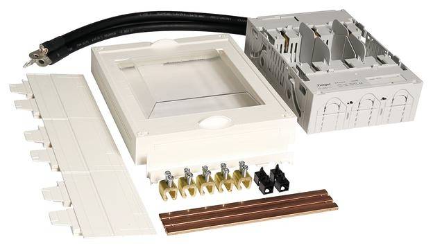 Elektrisches Verteilerkasten-Set mit Gehäuse, Kupferschienen, Anschlussklemmen und Kabel, bereit zur Installation.