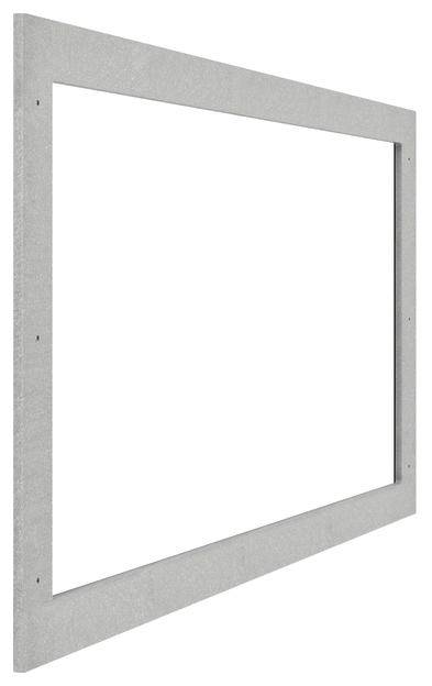 Rechteckiger, leerer Fotorahmen aus grauem Material, leicht nach rechts geneigt. Der Rahmen ist schlicht und ohne Dekoration.