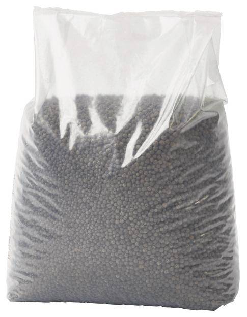 Eine durchsichtige Plastiktüte, gefüllt mit vielen kleinen, runden, dunklen Körnern.