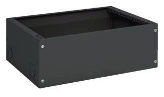 Schwarzes rechteckiges Gehäuse, oben offen, mit Schrauben an den Ecken. Geeignet für Elektronik- oder Technikbauteile.