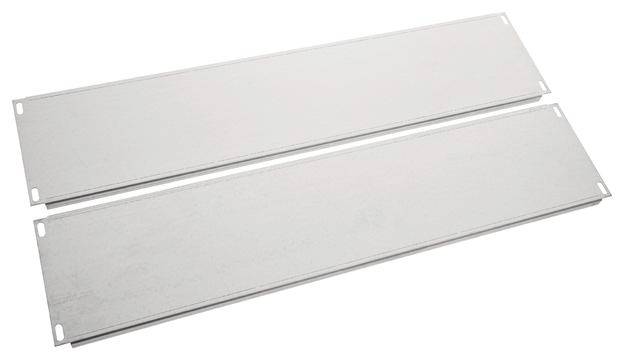 Zwei rechteckige, graue Abdeckplatten aus Metall, nebeneinander liegend.