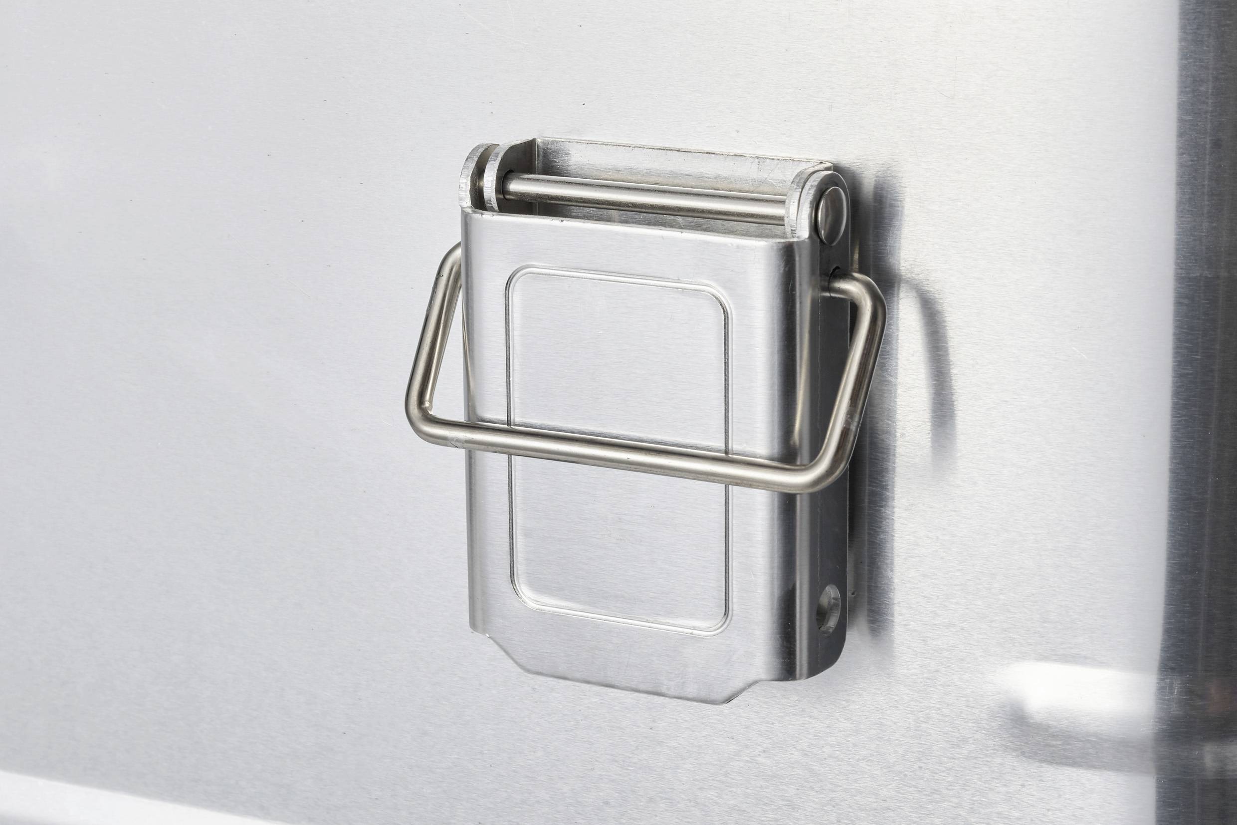 Metallschloss mit klappbarem Bügel an einer silbernen Tür.