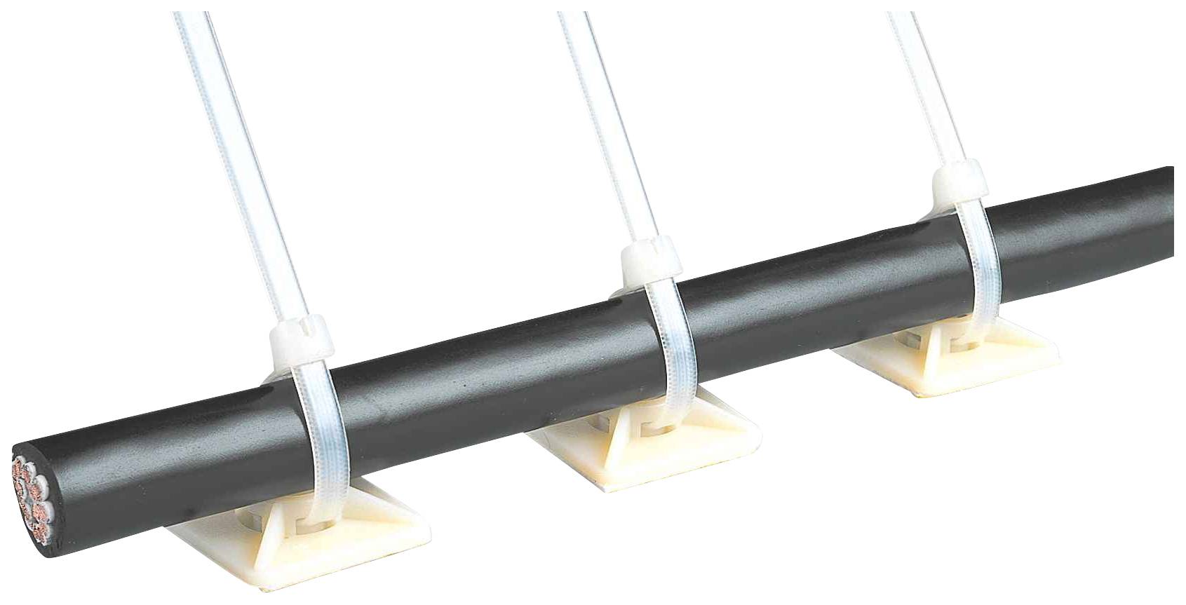 Ein schwarzes Rohr ist mit weißen Kabelbindern auf dreieckigen Halterungen befestigt. Drei transparente Stangen sind daran befestigt.