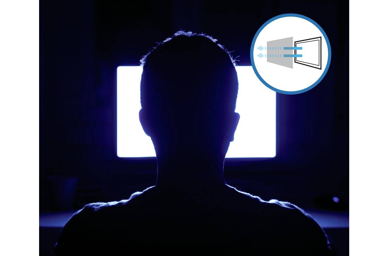 Silhouette einer Person vor einem hellen Bildschirm. Ein Symbol oben rechts zeigt ein Rechteck, aus dem blaue Pfeile austreten.