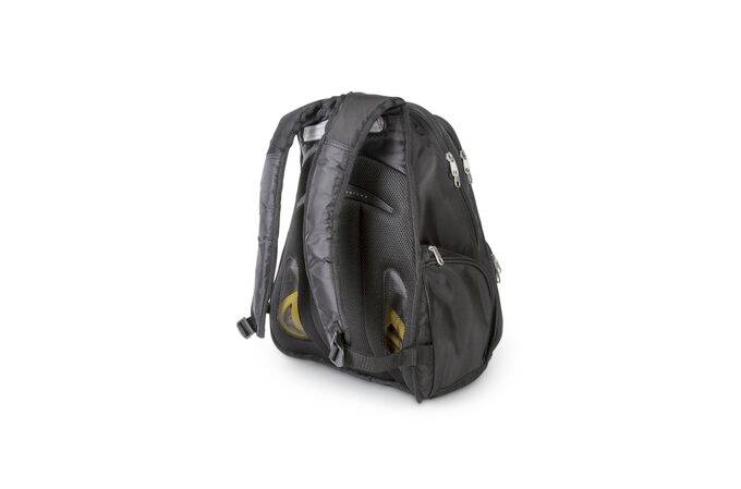 Ein schwarzer Rucksack mit gepolsterten Trägern und mehreren Reißverschlusstaschen, rückwärtige Ansicht.