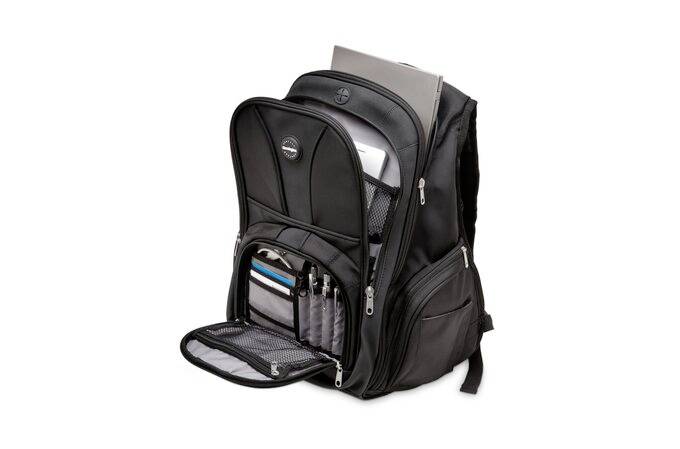 Ein schwarzer Rucksack mit mehreren Fächern, teilweise geöffnet, zeigt einen Laptop, Stifte und organisatorische Trennfächer.