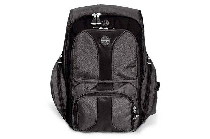 Ein schwarzer Rucksack mit mehreren Fächern und Reißverschlüssen. Ideal für den Transport von Laptops und Büchern.