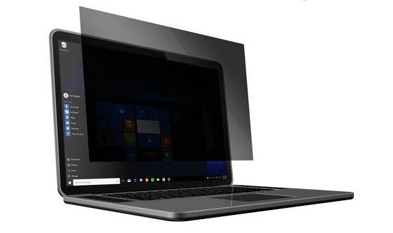 Laptop mit angeschaltetem Bildschirm und überlappendem Sichtschutzfilter, der den Bildschirm verdeckt. Der Schutz bietet Privatsphäre.