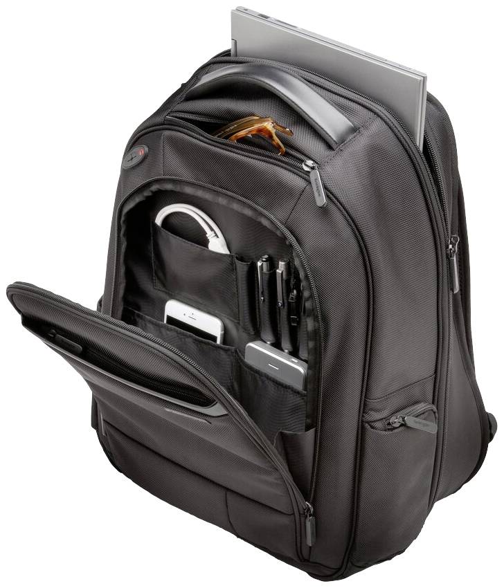 Schwarzer Rucksack mit geöffnetem Fach, zeigt eingestecktes Tablet, Smartphone, Ladekabel, USB-Stick und Stifte.