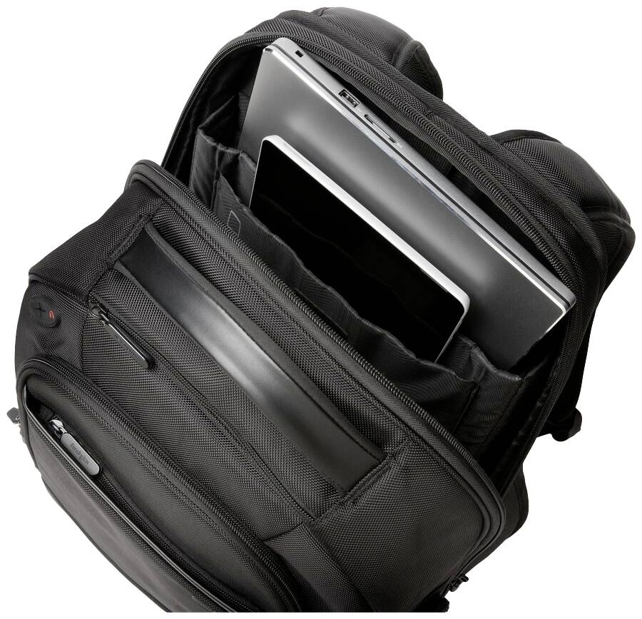 Ein schwarzer Rucksack mit einem offenen Fach, in dem ein Laptop verstaut ist.