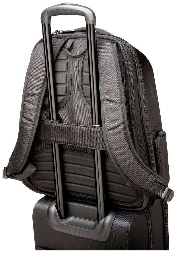 Ein Rucksack mit gepolsterten Trägern ist sicher auf einem Rollkoffer befestigt, die Teleskopgriffe des Koffers sind sichtbar.